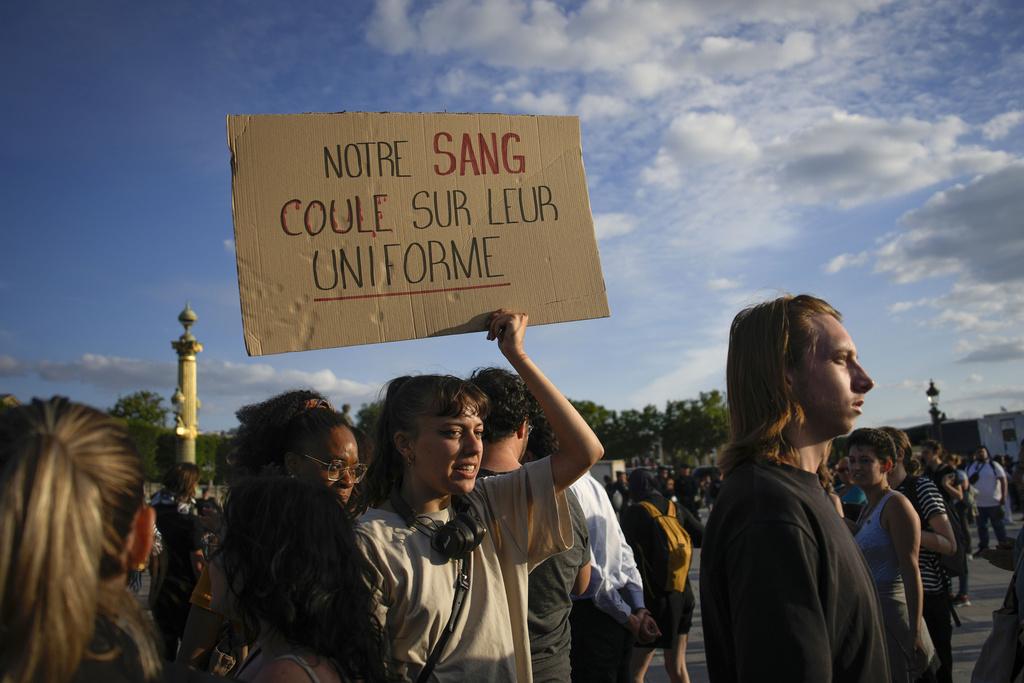法國騷亂持續多日,巴黎早前有青年上街示威。(美聯社)