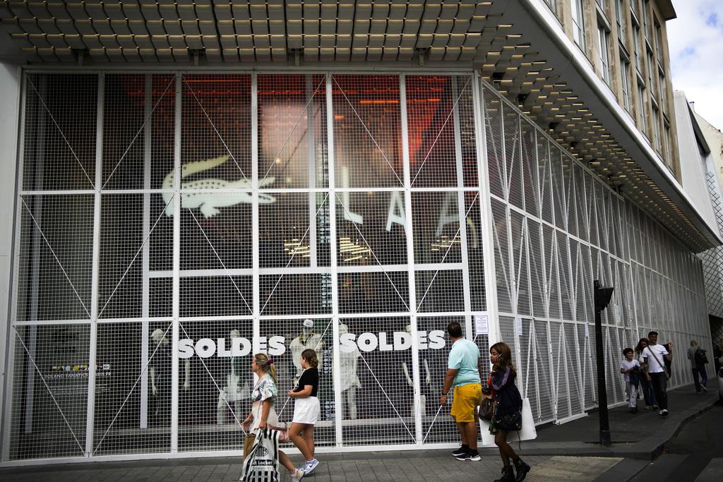 巴黎香榭麗舍大道有商店築起防護網,防範騷亂。(美聯社)