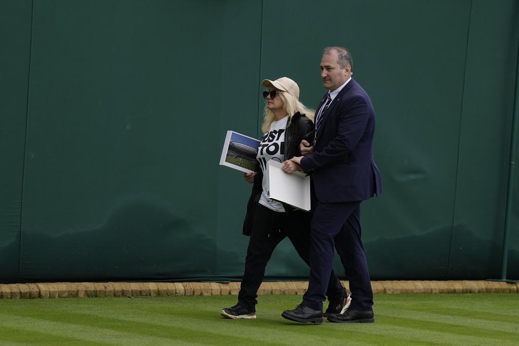 環保分子大鬧溫布頓網賽「機場式」安檢淪笑話