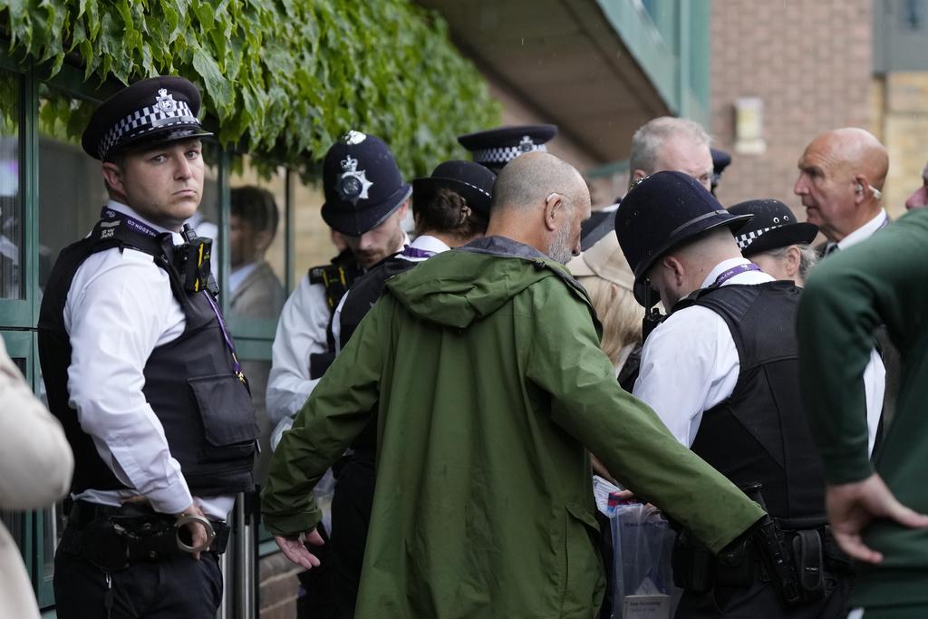 環保分子大鬧溫布頓網賽「機場式」安檢淪笑話