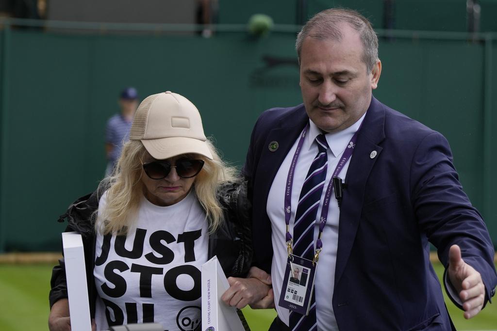 環保分子大鬧溫布頓網賽「機場式」安檢淪笑話