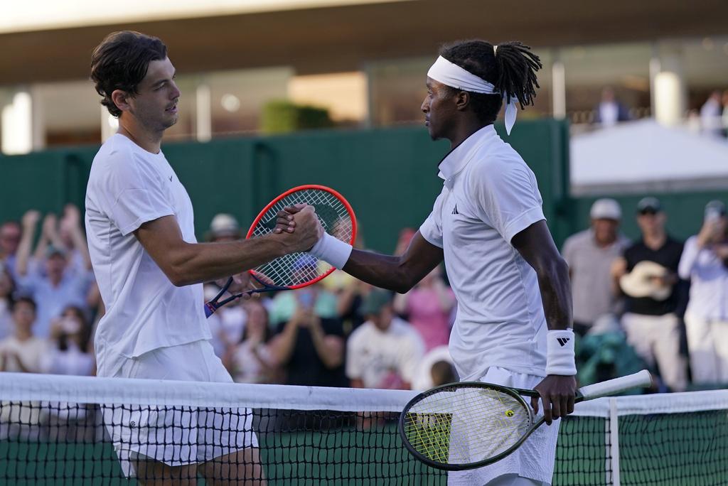 美國的費斯(左)被瑞典的耶馬淘汰。(美聯社)