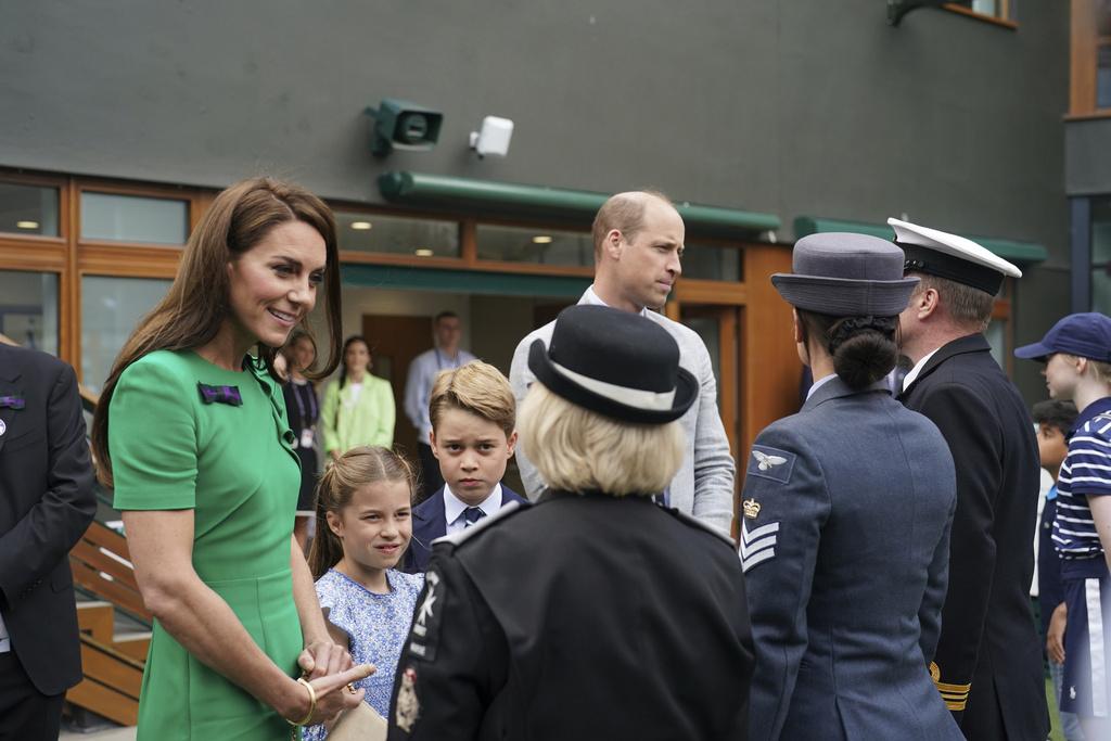 夏洛特及喬治觀看溫布頓網賽。(美聯社、路透社、互聯網)