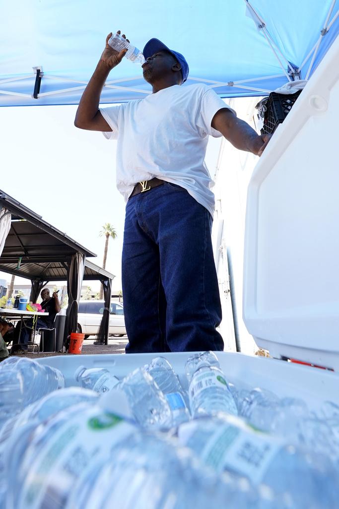 美國酷熱天氣持續,鳳凰城民眾在避暑中心多補充水份。(美聯社)