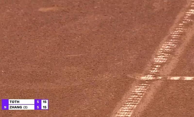 球的痕跡明顯是落在邊界上。(影片截圖)