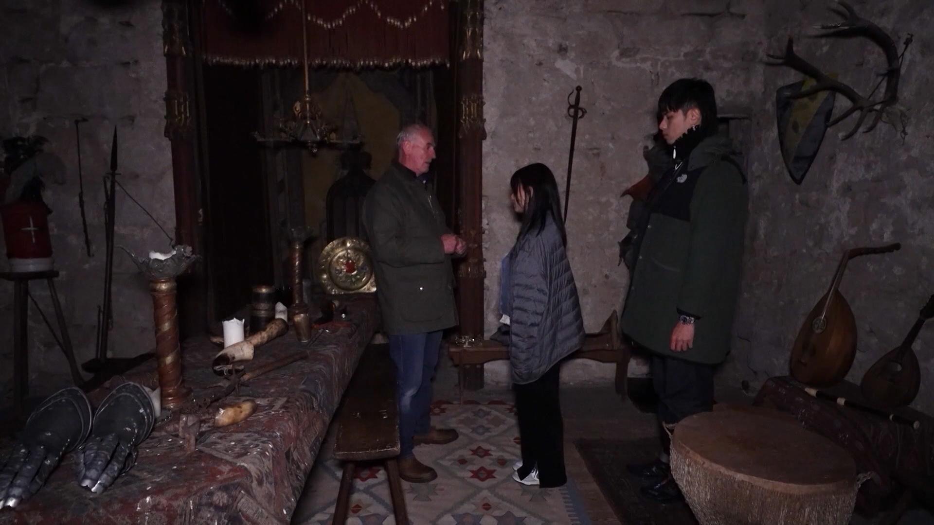 Ash在城堡管理員的指示下成為與靈體對話的「工具」。