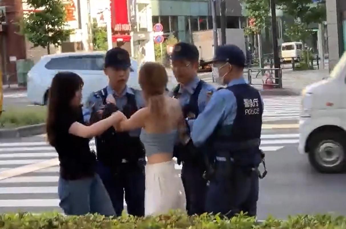 4名中國女子在新宿街頭襲警。(影片截圖)