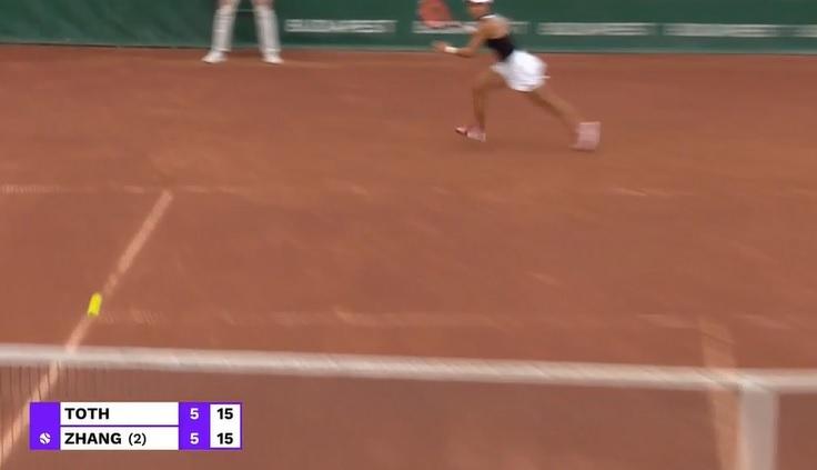 慢鏡見到,球落在邊界。(影片截圖)