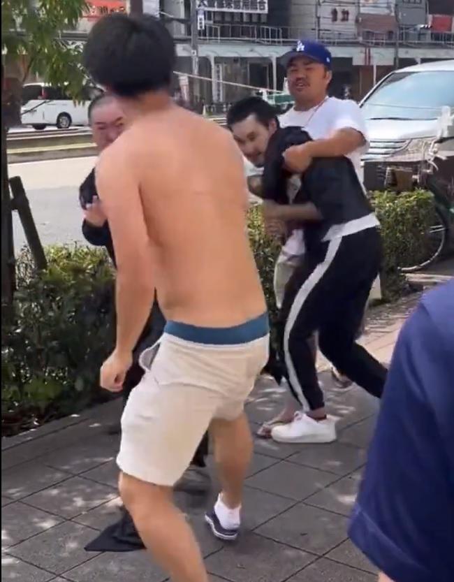 男子最後被打至脫掉上衣。(影片截圖)