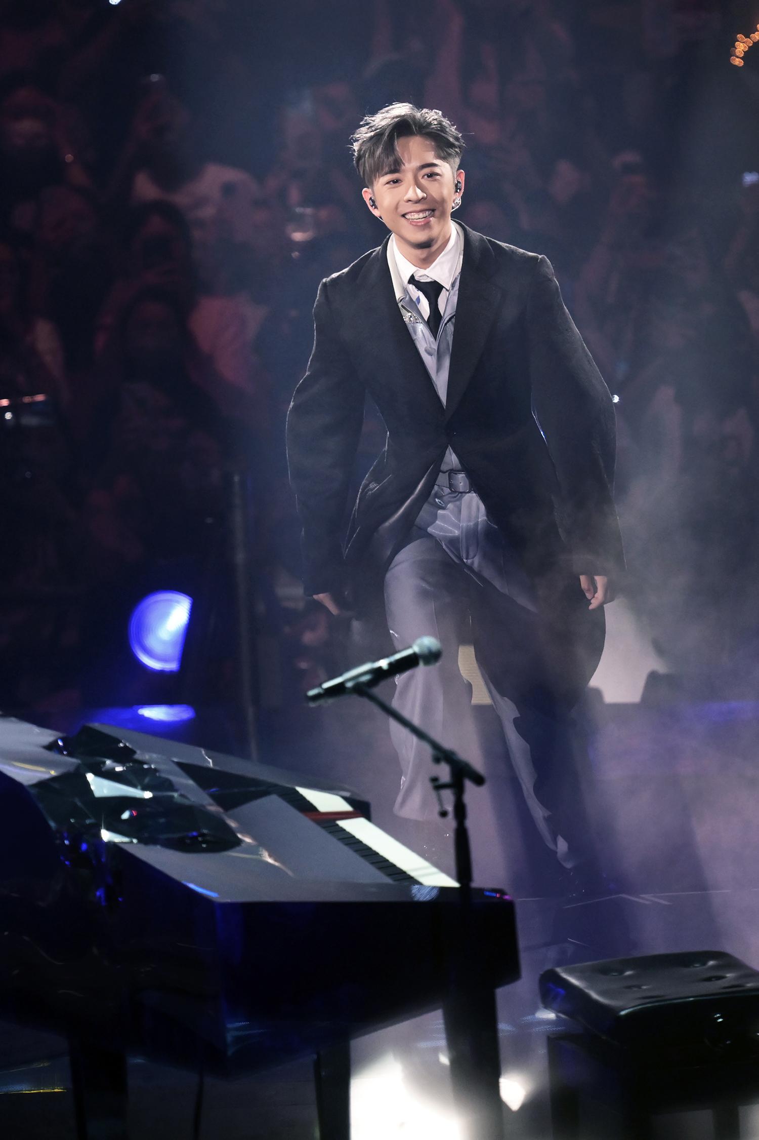 MIRROR成員呂爵安(Edan)將有新歌派台,他預告今次會是首7個字歌名的「E式情歌」