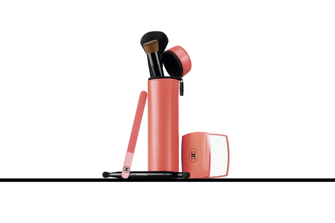 化妝掃套裝($1,410)包括N°110 胭脂掃、N°200 雙頭眼影掃及N°101 粉底掃(適用於粉底液及粉餅)。