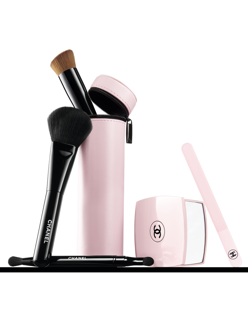 化妝掃套裝($1,410)包括N°110 胭脂掃、N°200 雙頭眼影掃及N°101 粉底掃(適用於粉底液及粉餅)。