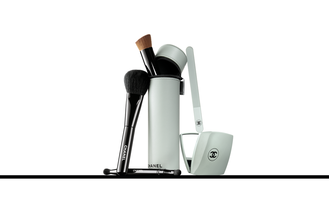 化妝掃套裝($1,410)包括N°110 胭脂掃、N°200 雙頭眼影掃及N°101 粉底掃(適用於粉底液及粉餅)。