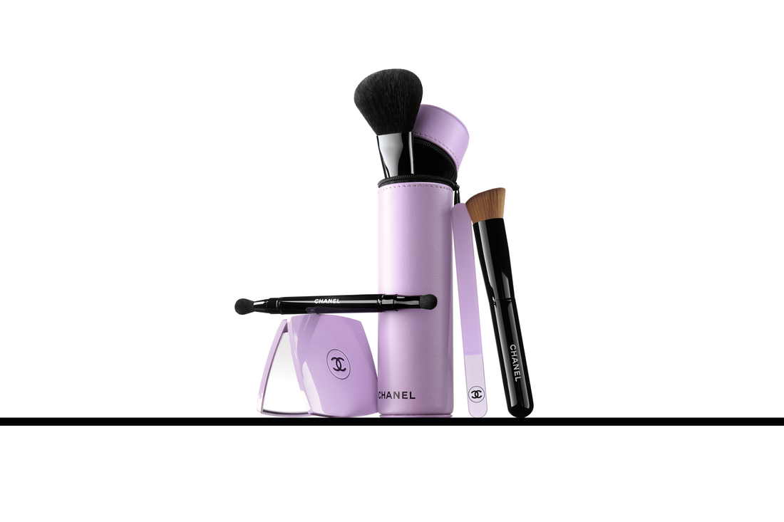 化妝掃套裝($1,410)包括N°110 胭脂掃、N°200 雙頭眼影掃及N°101 粉底掃(適用於粉底液及粉餅)。