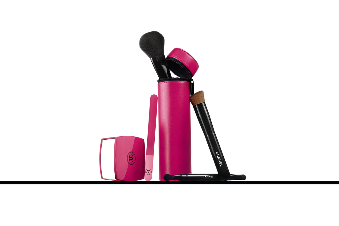 化妝掃套裝($1,410)包括N°110 胭脂掃、N°200 雙頭眼影掃及N°101 粉底掃(適用於粉底液及粉餅)。