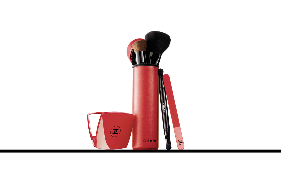 化妝掃套裝($1,410)包括N°110 胭脂掃、N°200 雙頭眼影掃及N°101 粉底掃(適用於粉底液及粉餅)。