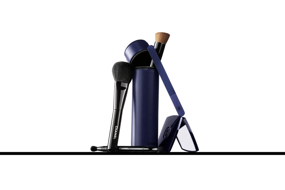 化妝掃套裝($1,410)包括N°110 胭脂掃、N°200 雙頭眼影掃及N°101 粉底掃(適用於粉底液及粉餅)。