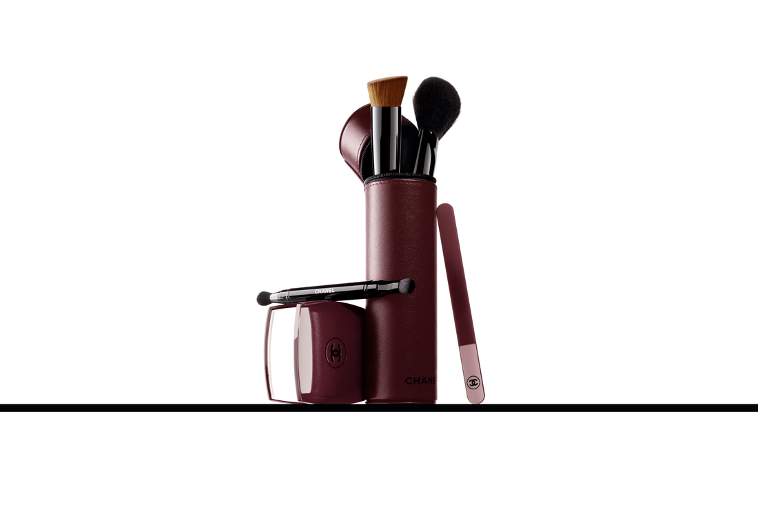 化妝掃套裝($1,410)包括N°110 胭脂掃、N°200 雙頭眼影掃及N°101 粉底掃(適用於粉底液及粉餅)。