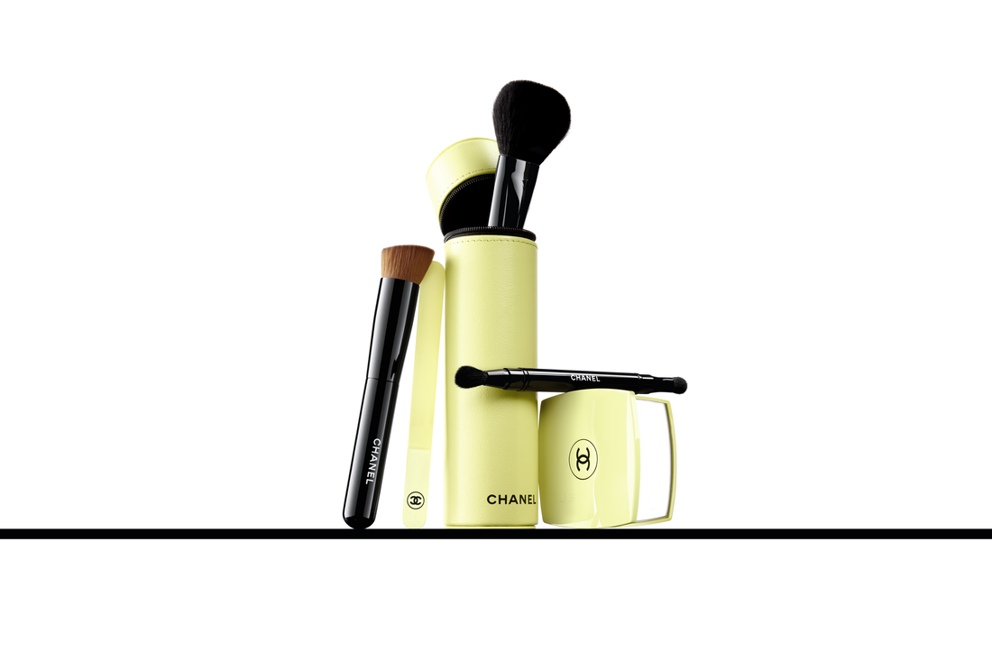 化妝掃套裝($1,410)包括N°110 胭脂掃、N°200 雙頭眼影掃及N°101 粉底掃(適用於粉底液及粉餅)。