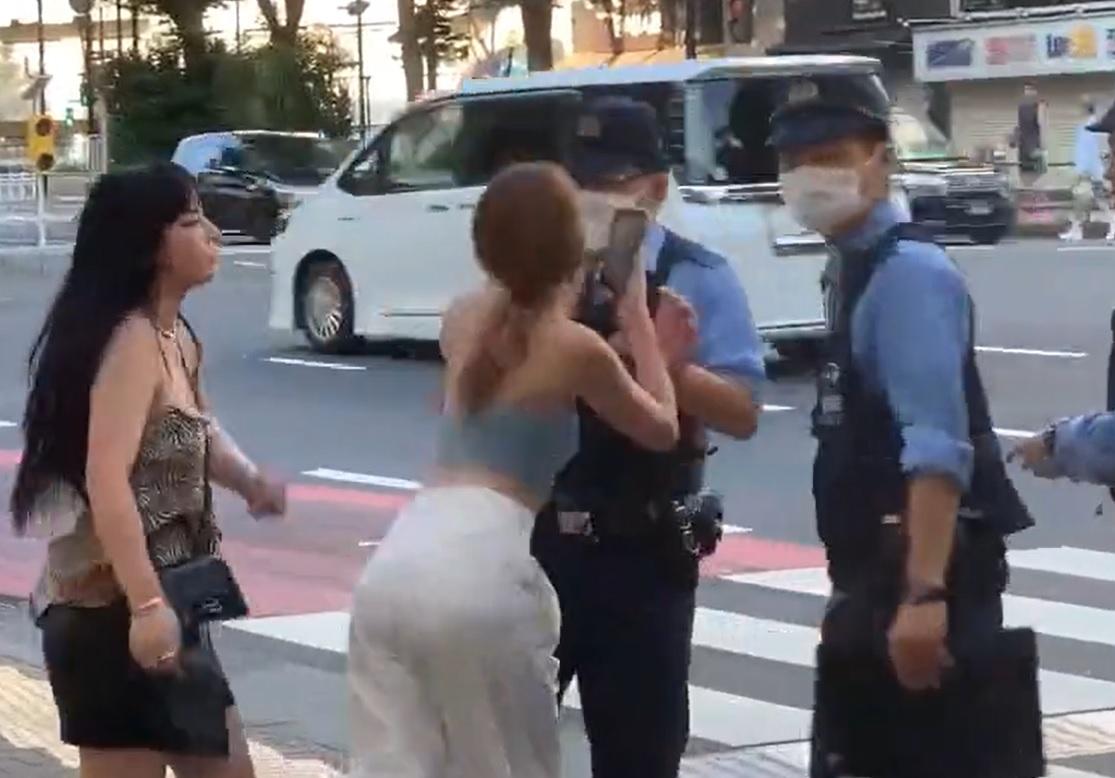 4名中國女子在新宿街頭襲警。(影片截圖)
