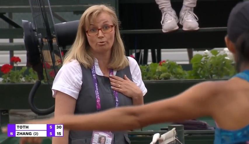 邊線裁判維持出界決定。(影片截圖)