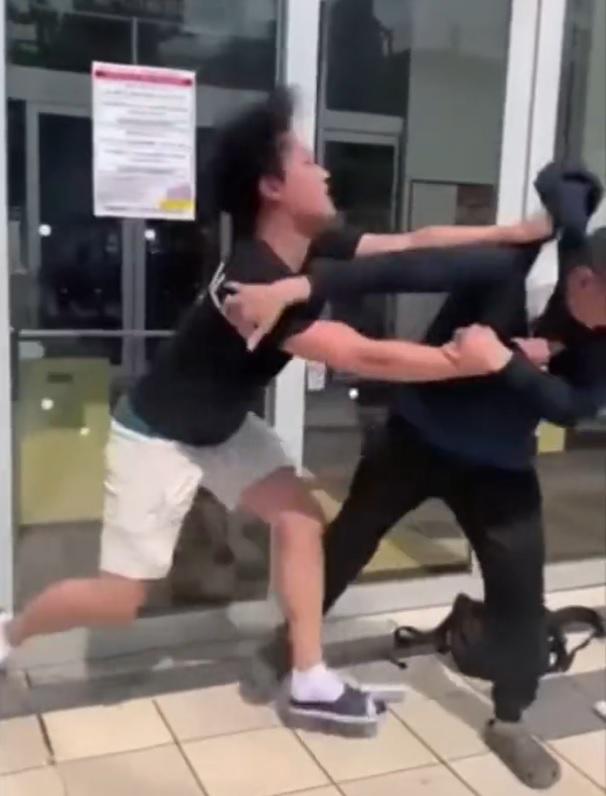 男子與兩人講手。(影片截圖)