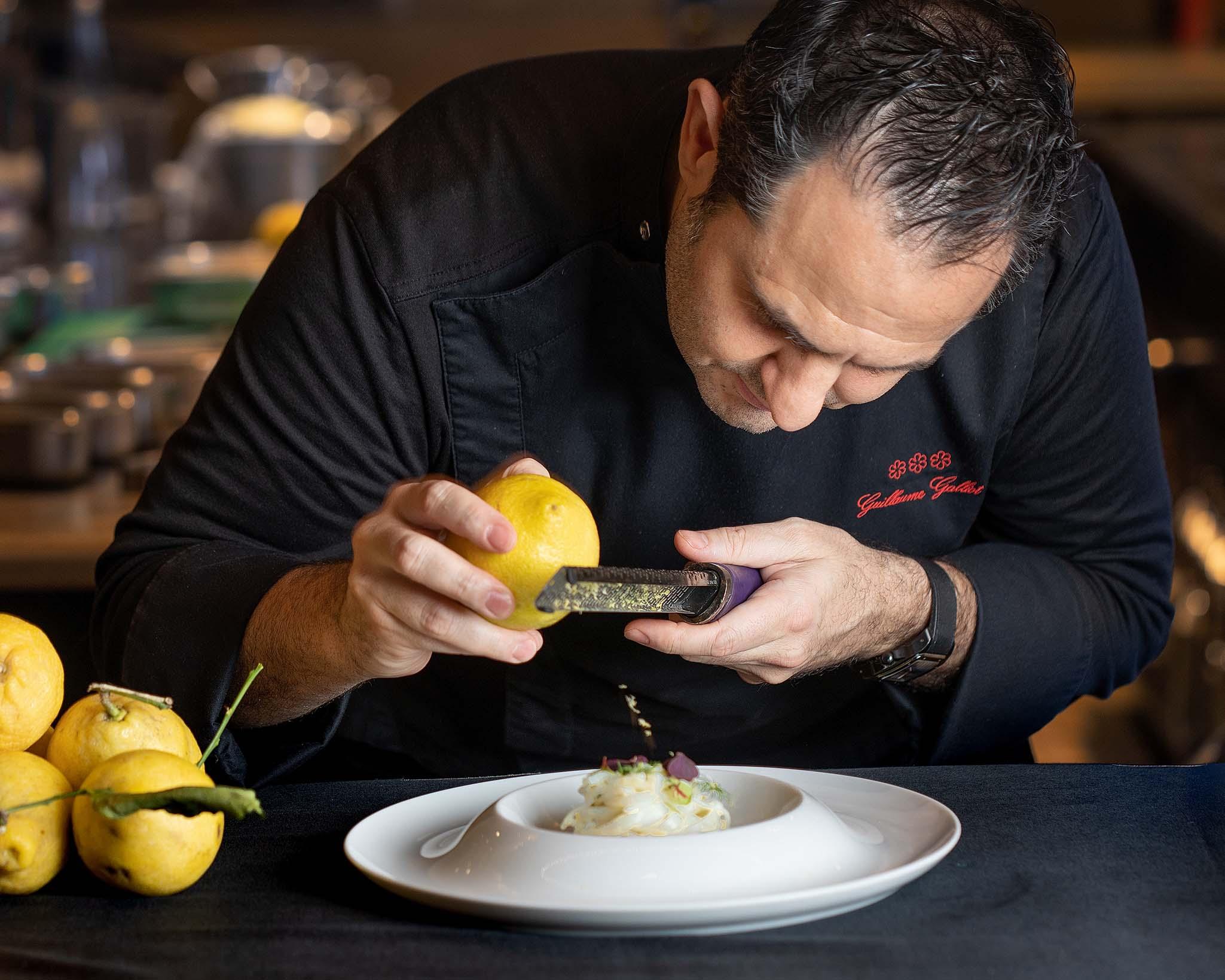 Caprice的Chef Guillaume 以檸檬煮魷魚,香檳的酸度讓魷魚的鹹味更鮮明。