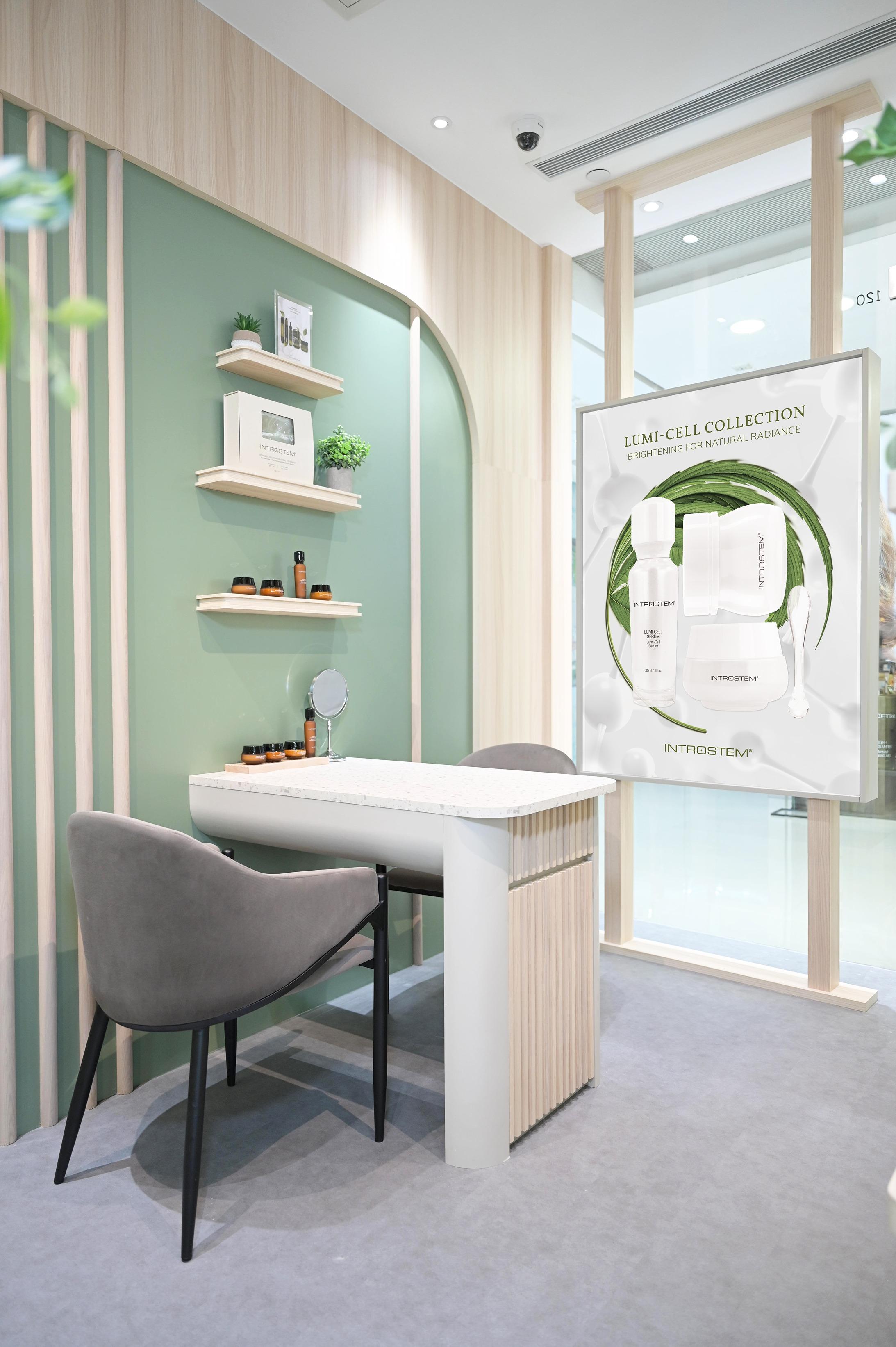 INTROSTEM近日在皇室堡開設首間專門店,新店裝潢以淡綠色為主,呼應天然有機成分。