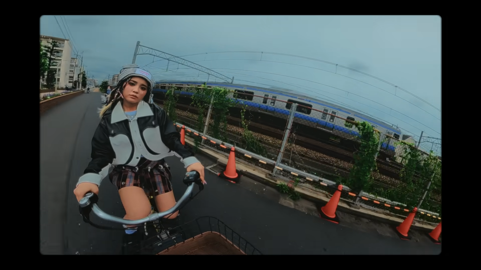 姚焯菲Chantel《這個姿態》MV百變造型。(Youtube截圖)