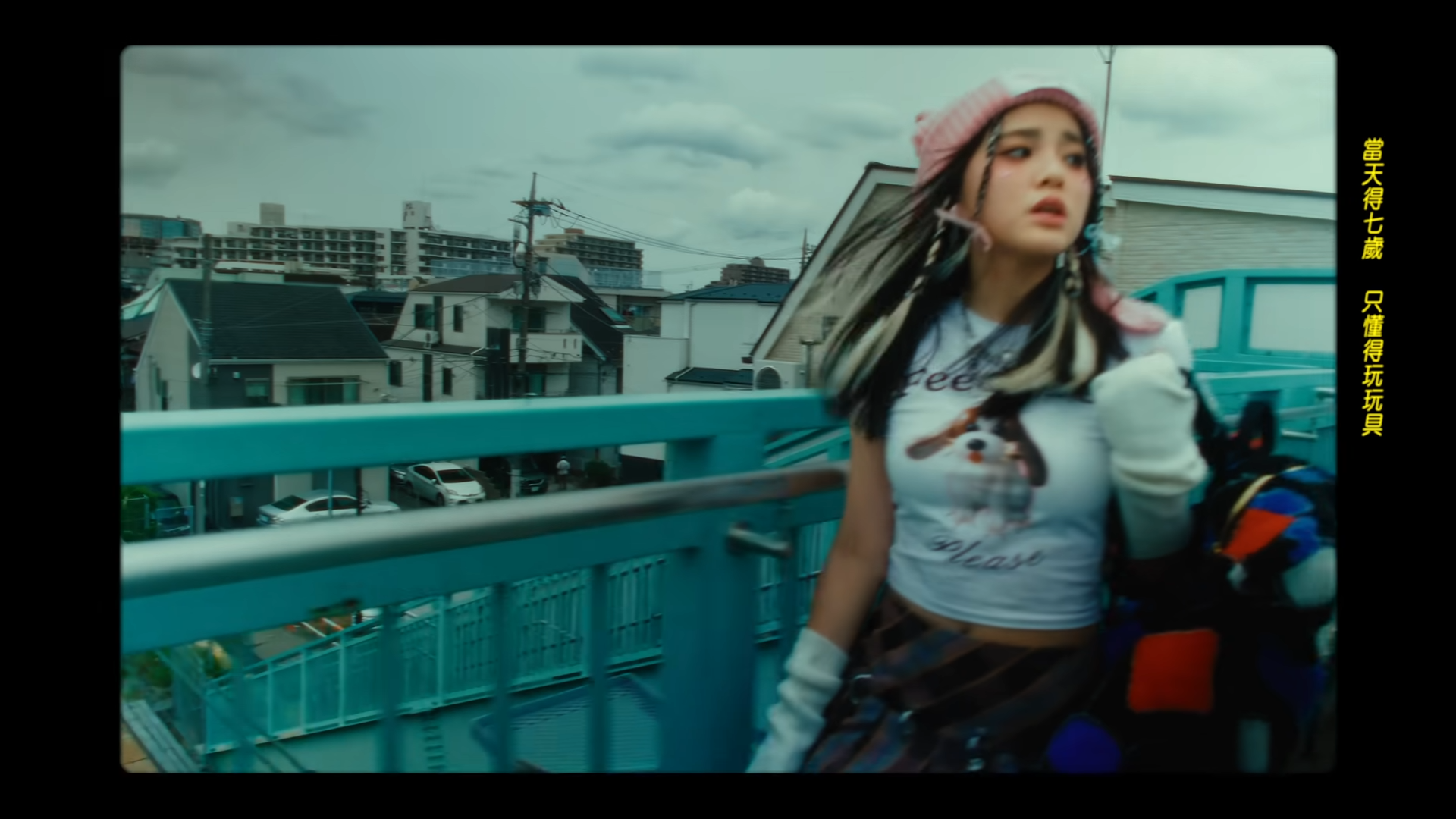 姚焯菲Chantel《這個姿態》MV百變造型。(Youtube截圖)