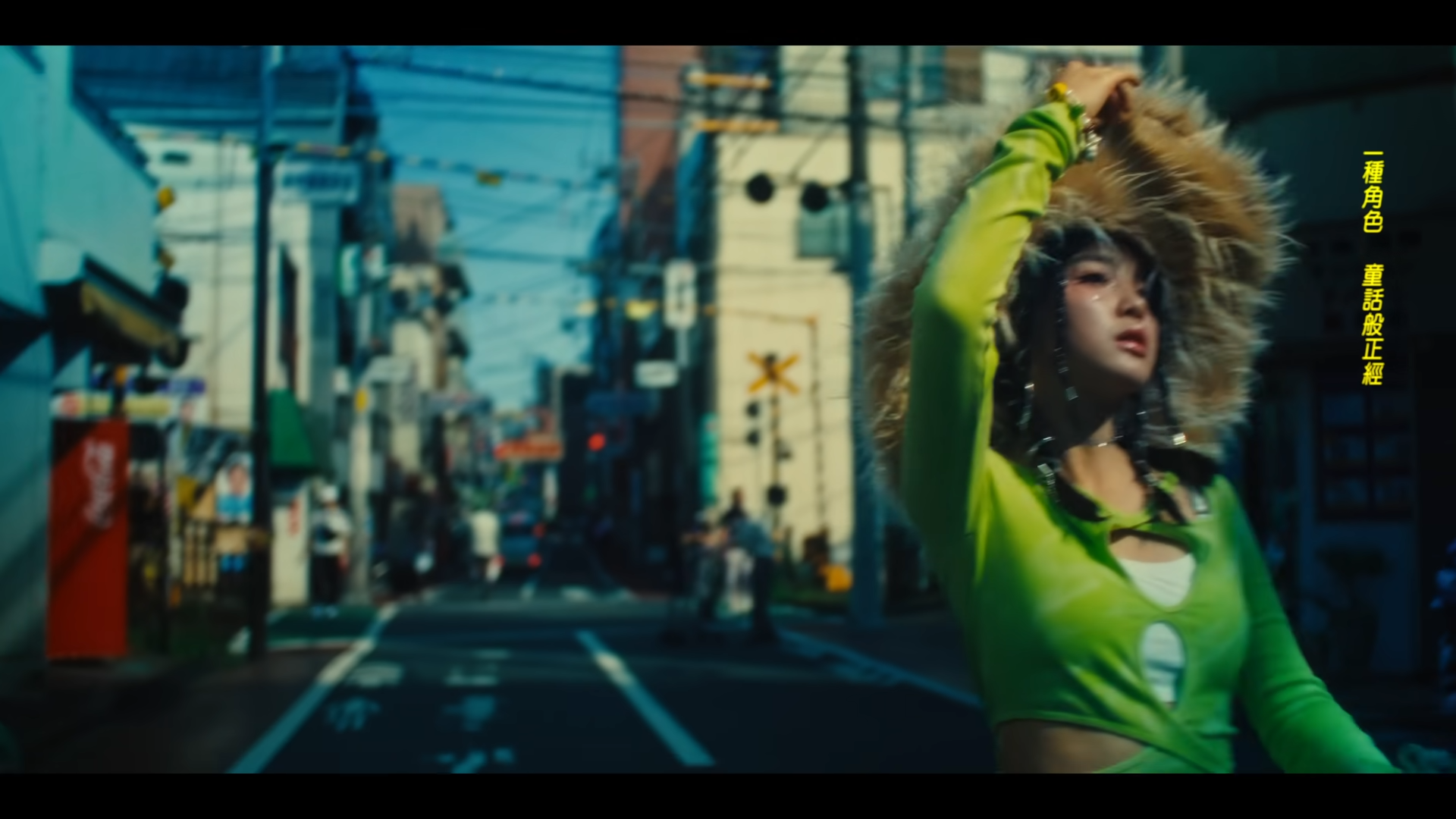 姚焯菲Chantel《這個姿態》MV百變造型。(Youtube截圖)