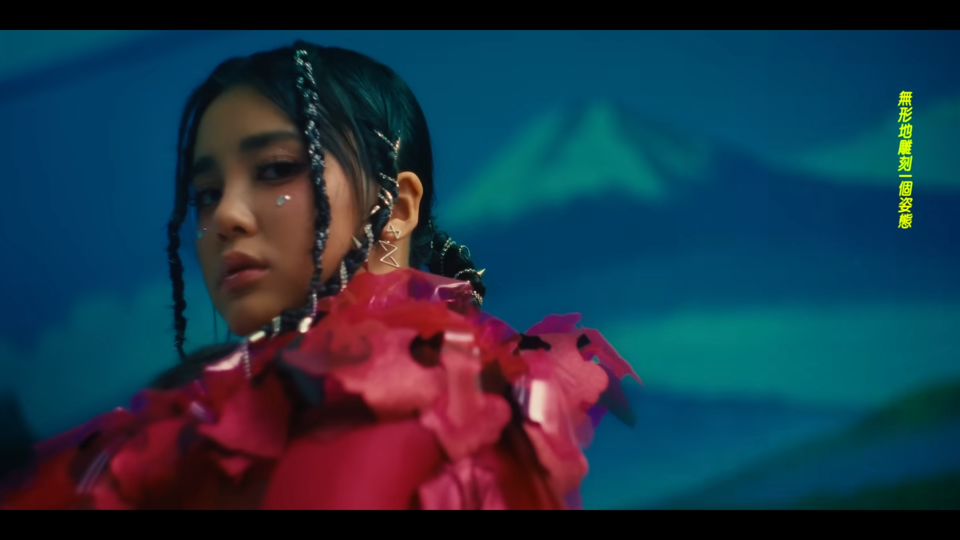 姚焯菲Chantel《這個姿態》MV百變造型。(Youtube截圖)