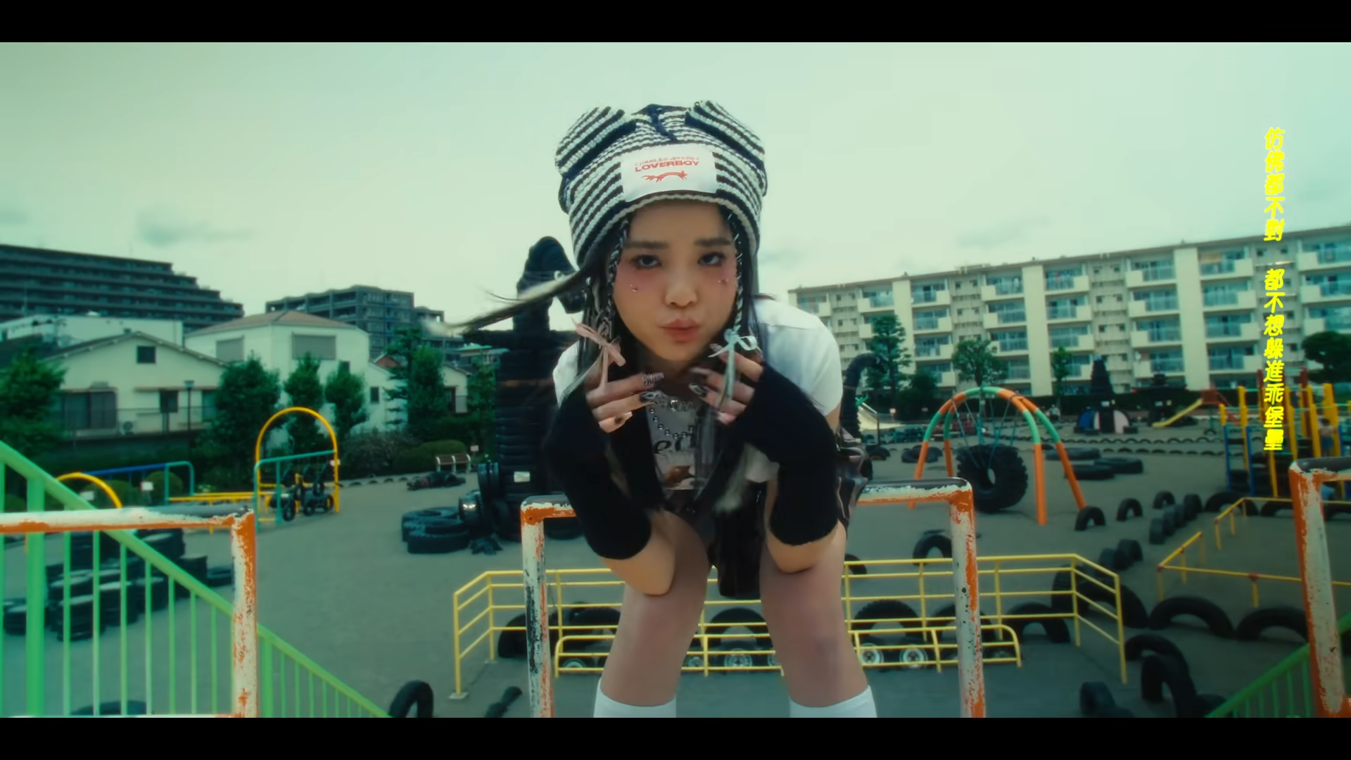 姚焯菲Chantel《這個姿態》MV百變造型。(Youtube截圖)