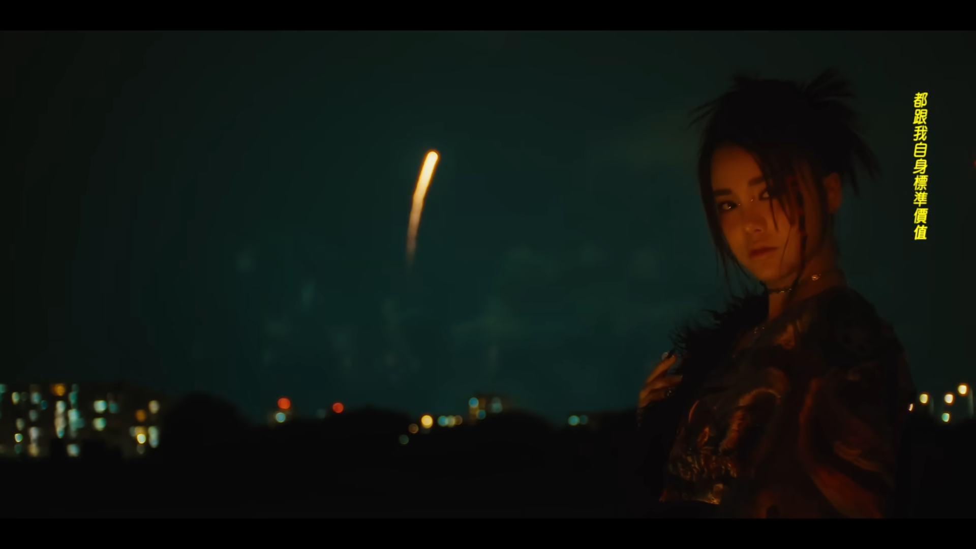 姚焯菲Chantel《這個姿態》MV百變造型。(Youtube截圖)