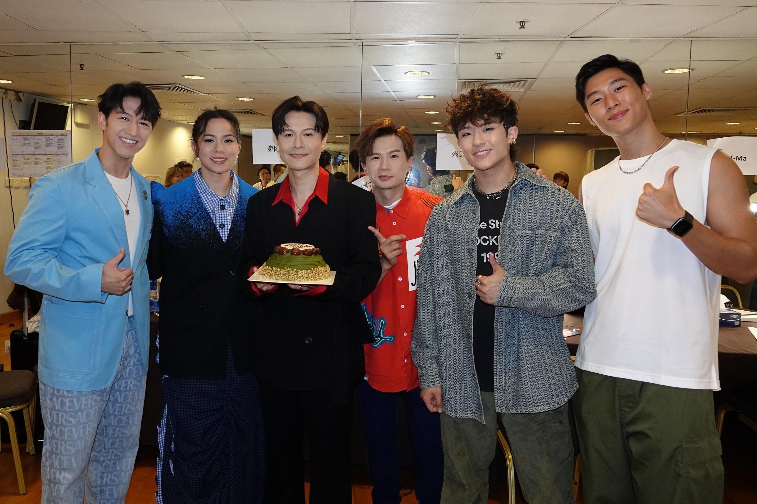 昨日在《全民造星V》總決賽後台,「Fung莎星辰」的導師馮允謙、韋羅莎和梁釗峰、師弟ANSONBEAN及Scott(蔡浩然)為陳健安舉行神秘生日會。