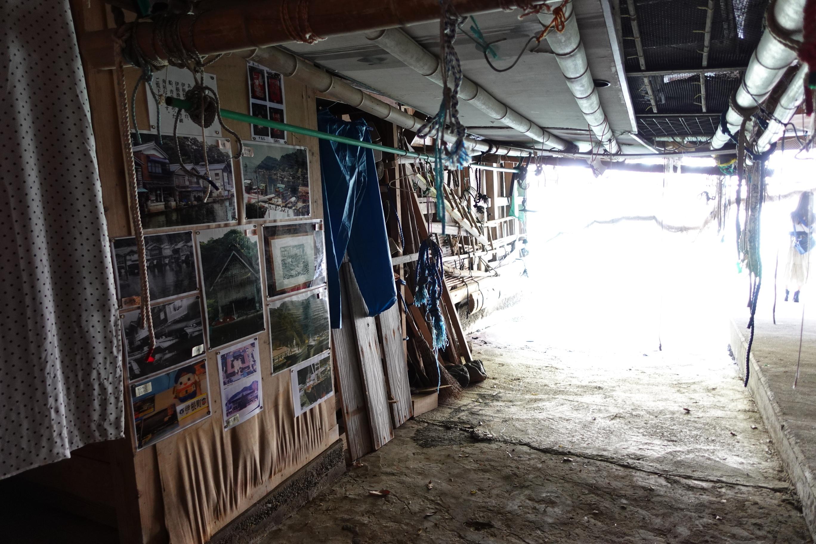 下層用於停泊船隻,方便作業及出海。