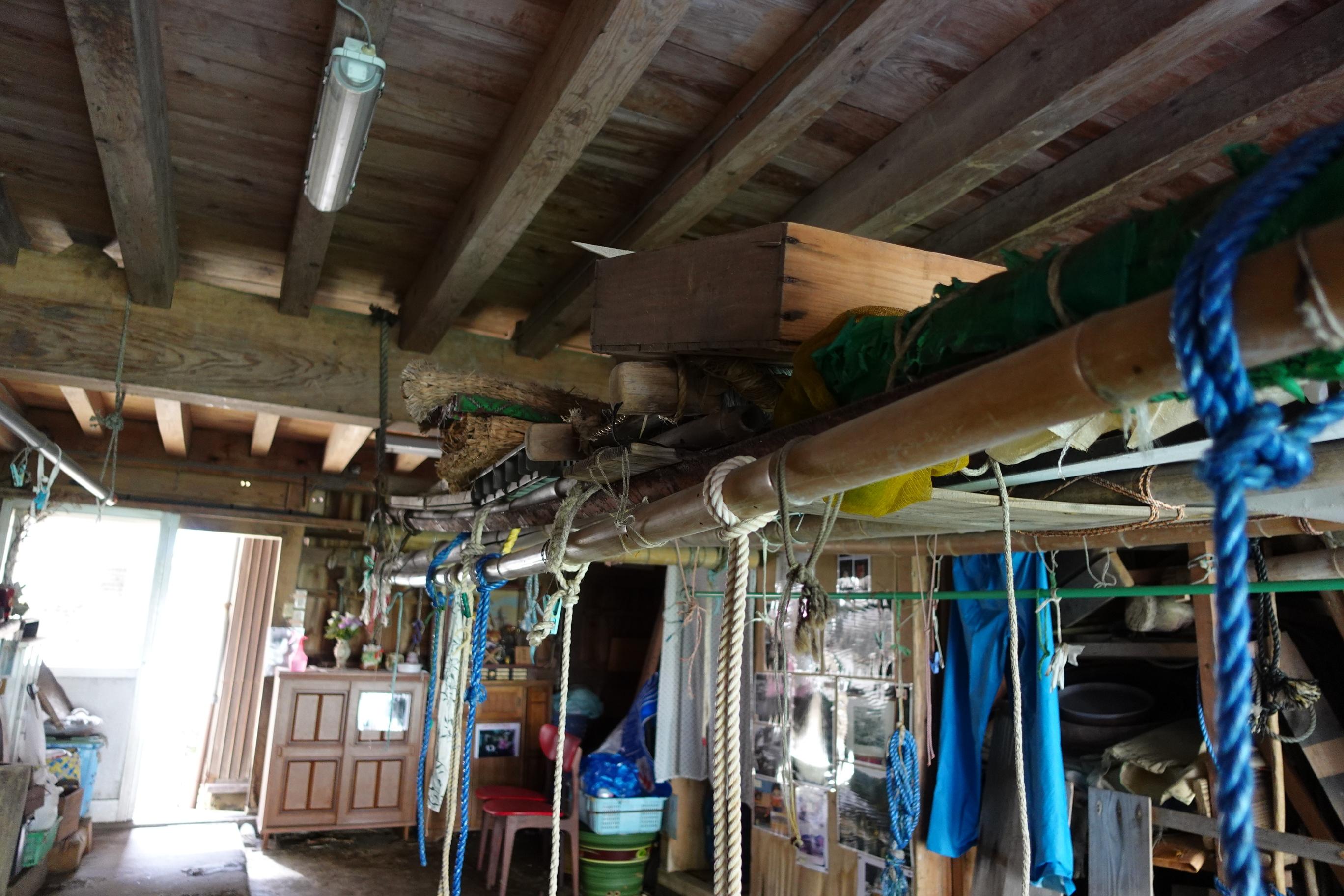 下層用於停泊船隻,方便作業及出海。