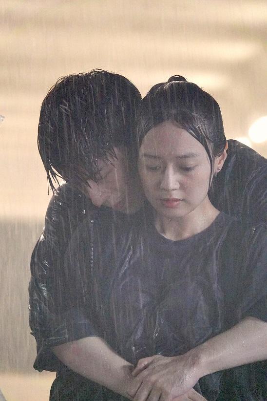 Edan第一次在人造雨場景中拍攝