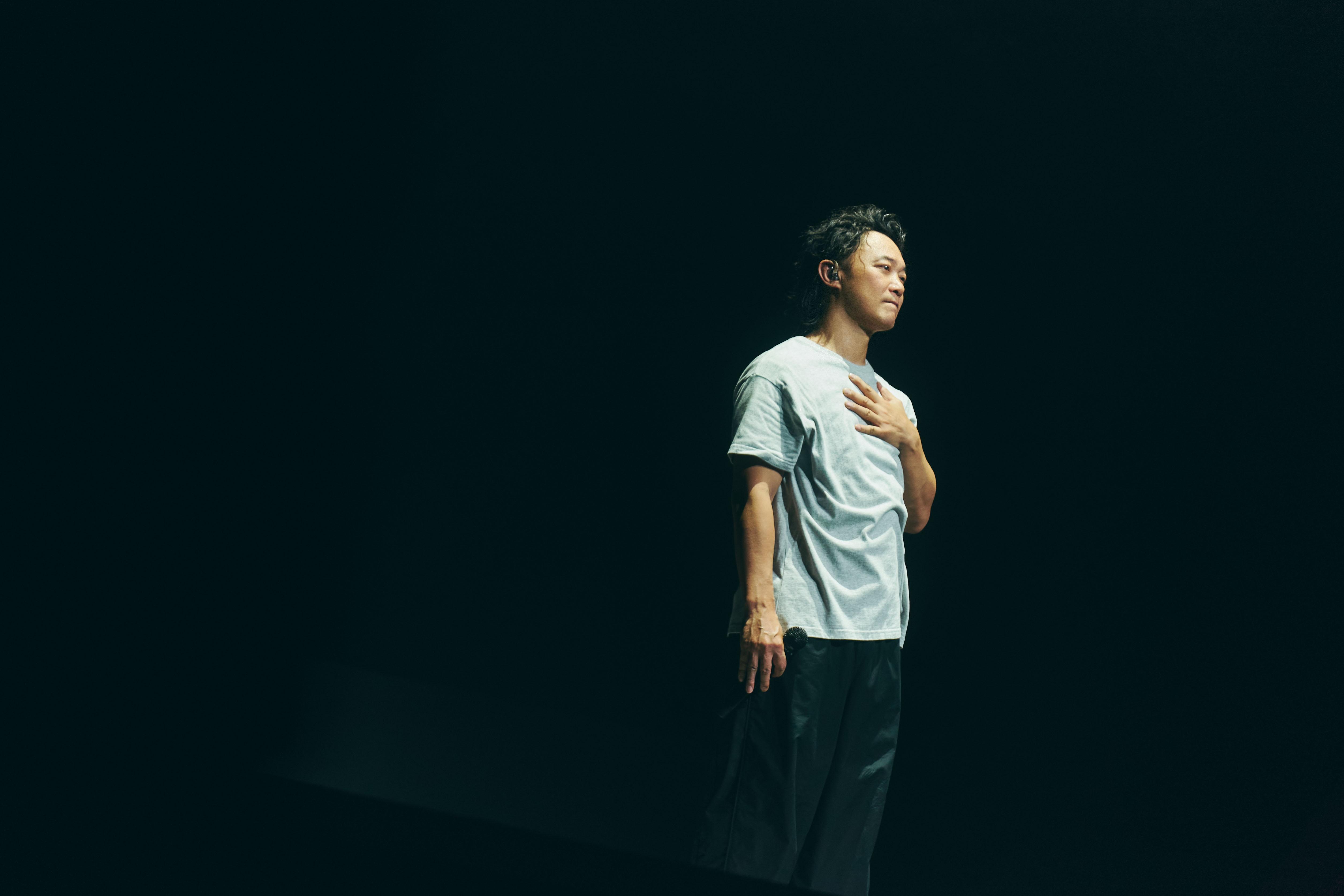 陳奕迅演唱會|Eason被台灣粉絲感動到「摔跤」 喝水表演蹲馬步「電動馬達」實力在線