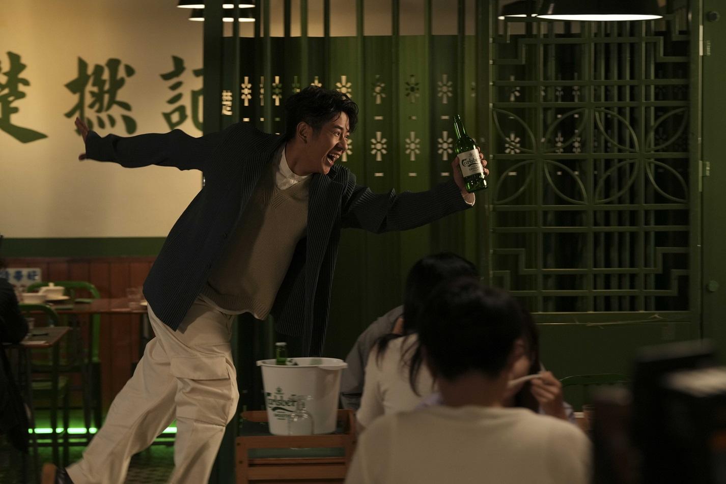 Alfred三度與啤酒品牌合作拍廣告。