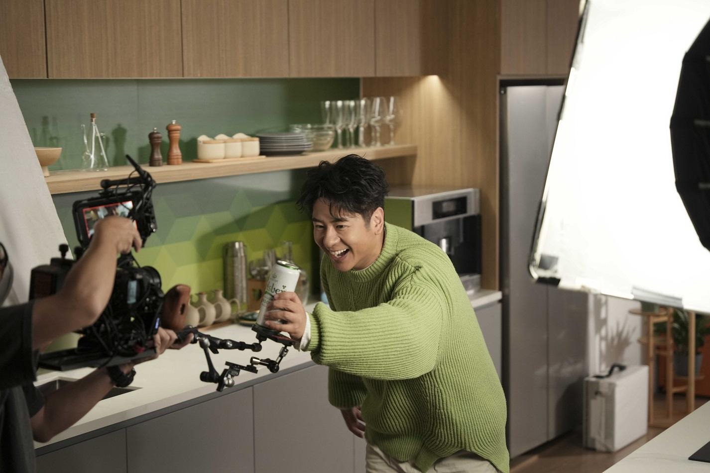 Alfred三度與啤酒品牌合作拍廣告。