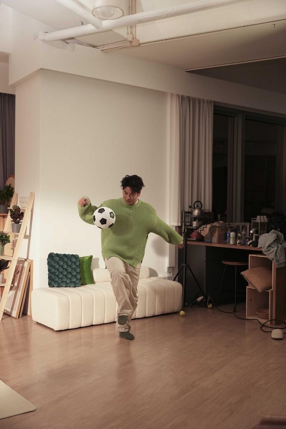 原來Alfred的球技不錯,是被唱歌耽誤了的足球員。