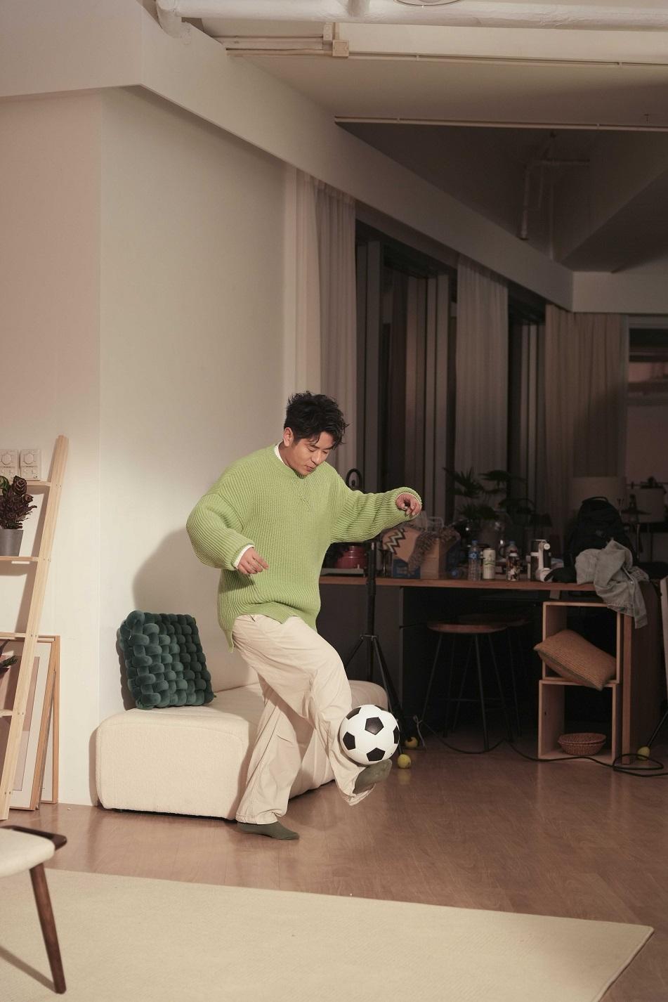 原來Alfred的球技不錯,是被唱歌耽誤了的足球員。