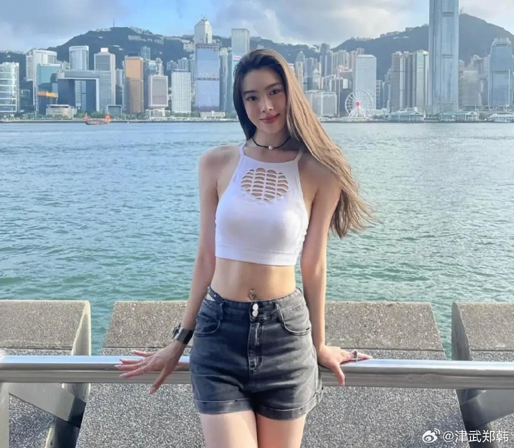 賀怡雯是香港小姐2023熱門,退賽令不少網民失落。(微博圖片)