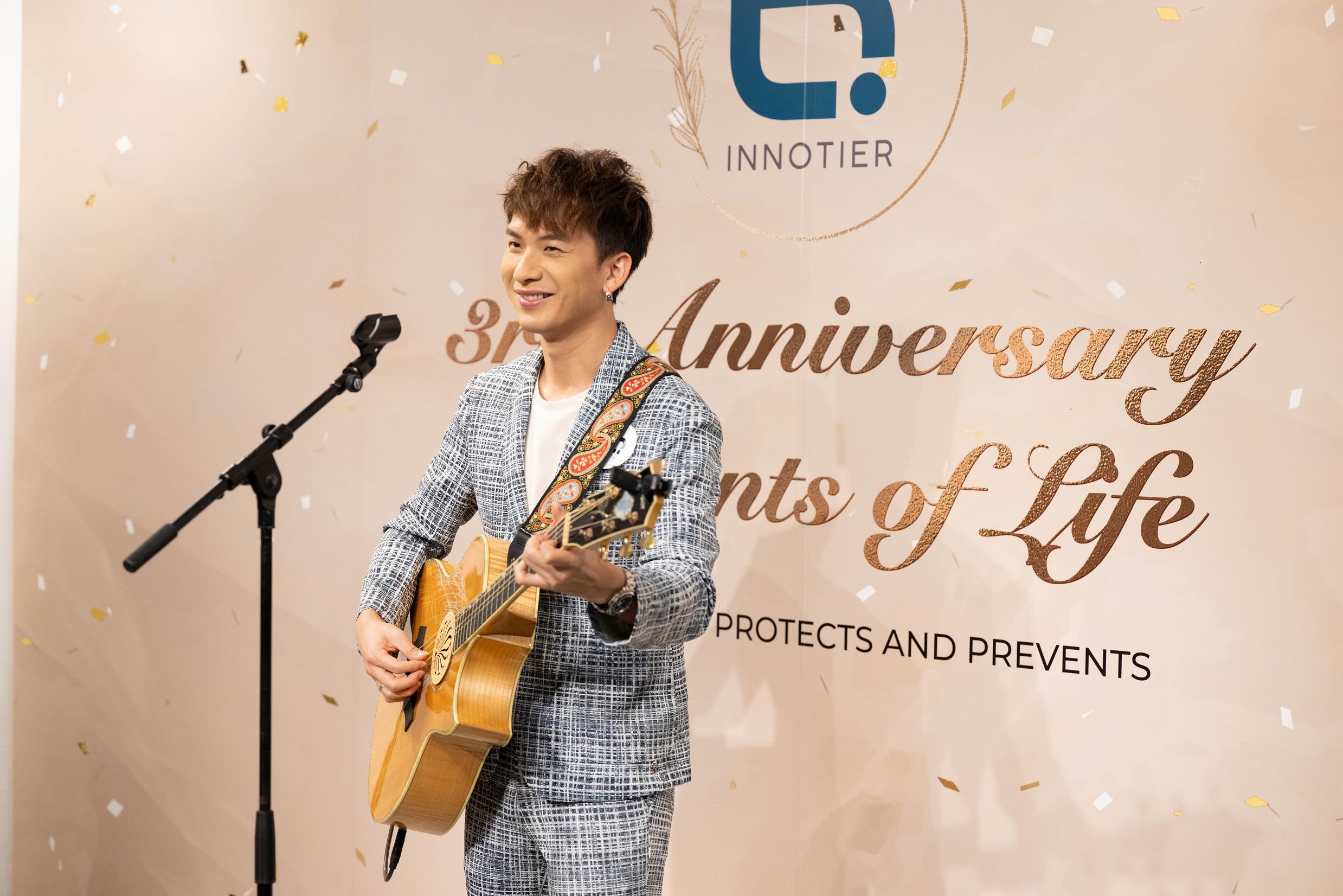 周吉佩自彈自唱《歲月如歌》和《海闊天空》。