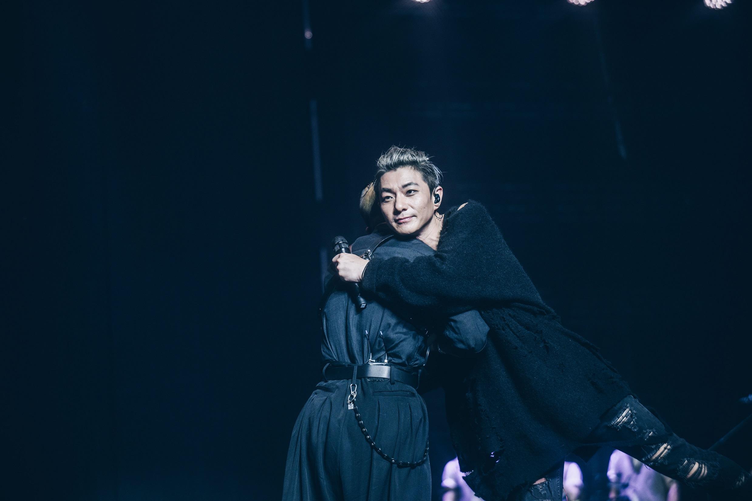 周國賢在完騷時向麥浚龍送吻,兄弟情盡現。