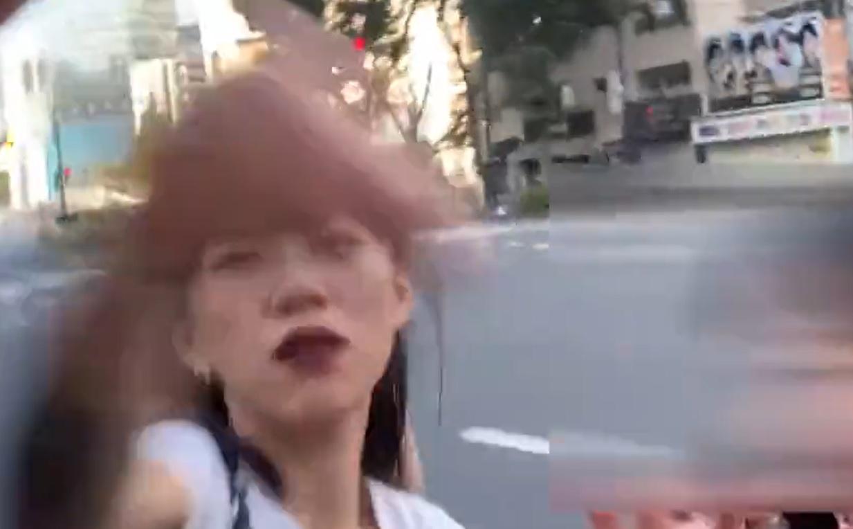 4名中國女子疑在新宿街頭襲警。(影片截圖)