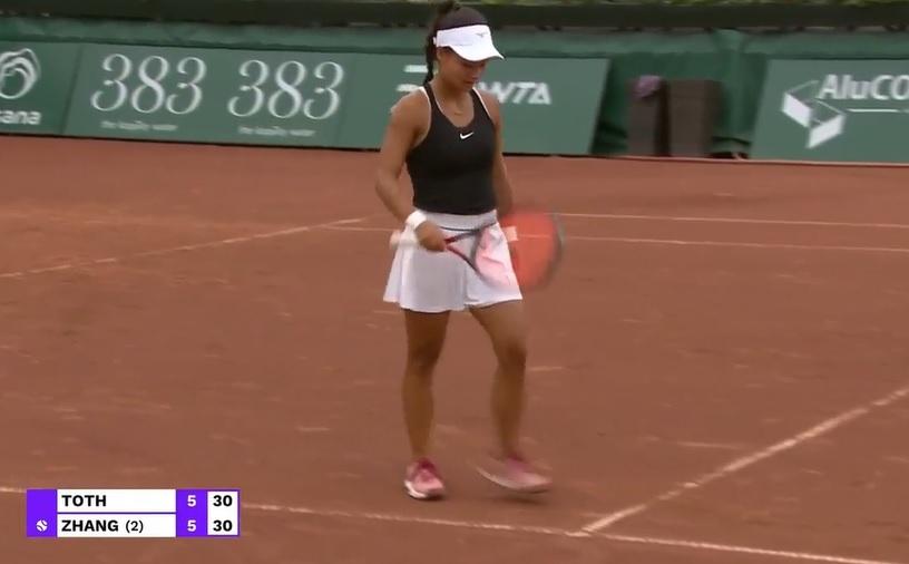 杜芙上前擦走球的痕跡。(影片截圖)