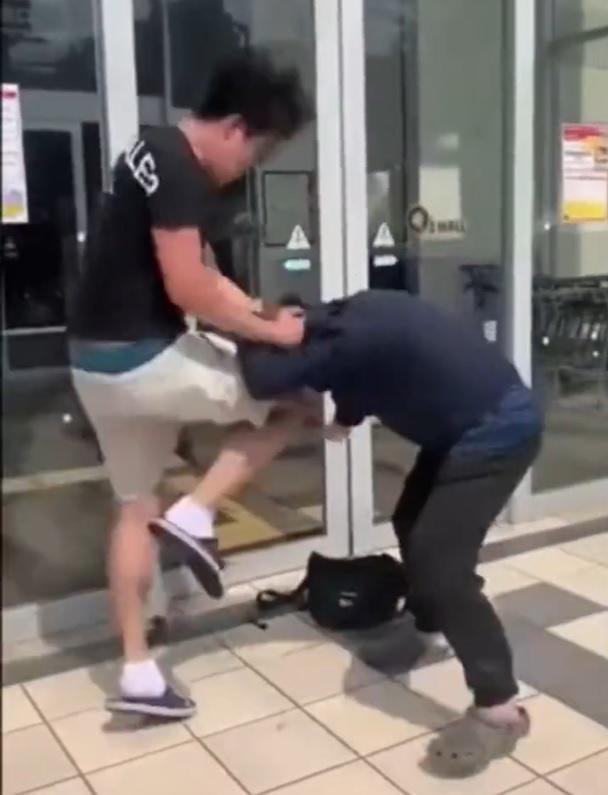 男子用膝撞痛擊。(影片截圖)