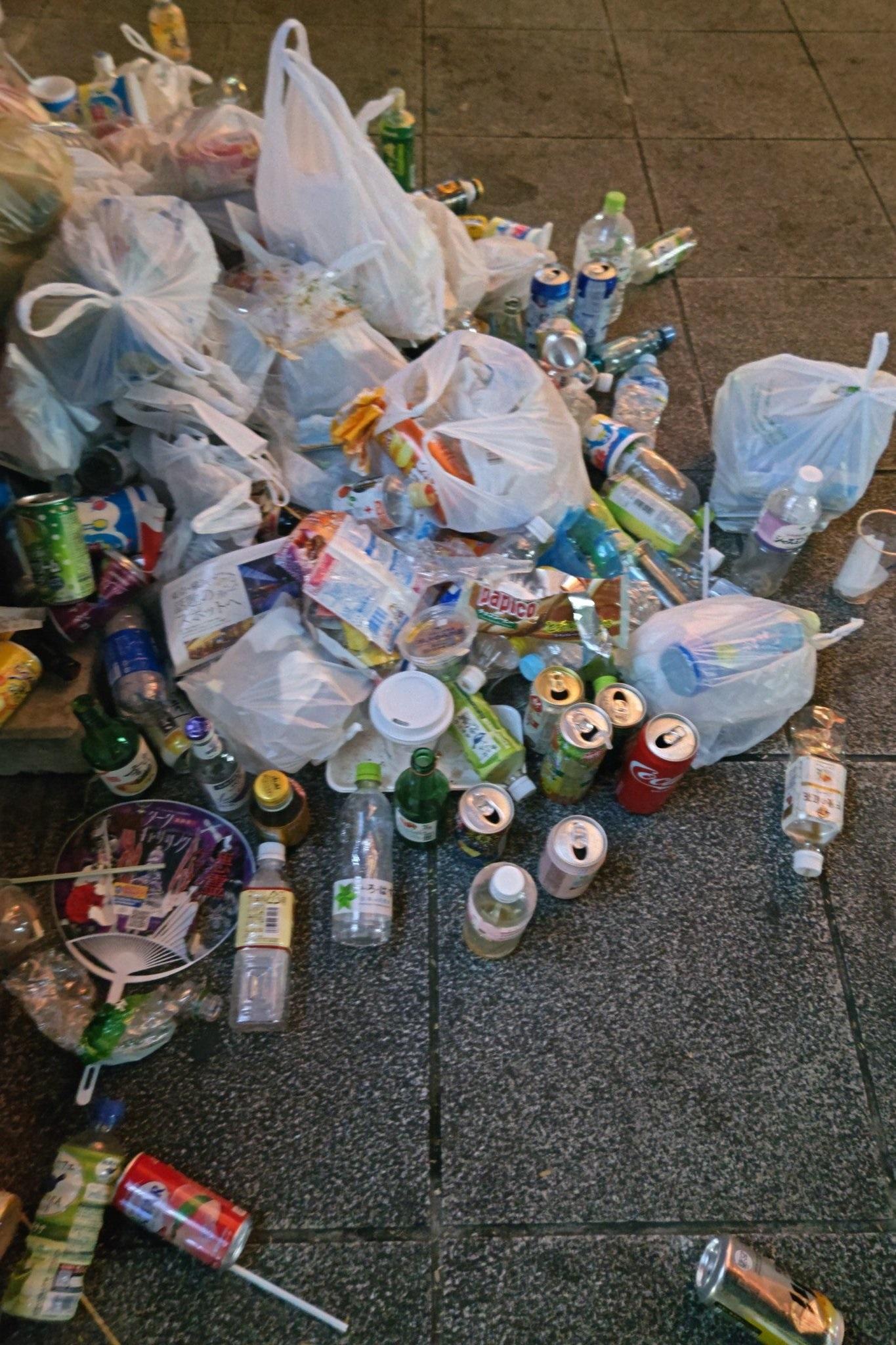 大群聚集亦留下大量垃圾。(Twitter圖片)